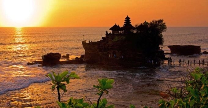 Bali: Taman Ayun and Tanah Lot Temple Sunset Tour - Witnessing Tanah Lot Sunset