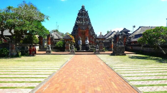 Bali: Tirta Empul, Tibumana Waterfall & Penglipuran Village - Batuan Temple Experience