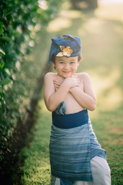 Bali : Traditional Outfit Family Photoshoot - Host Languages