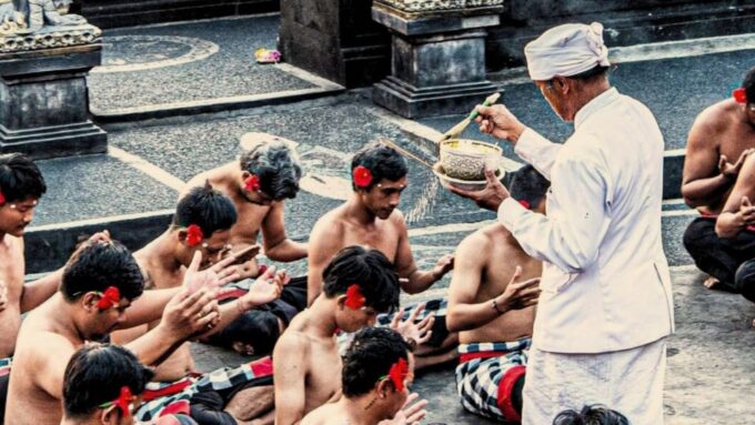 Bali: Uluwatu Temple, Kecak Fire Dance & Jimbaran Bay - Jimbaran Beach Dinner