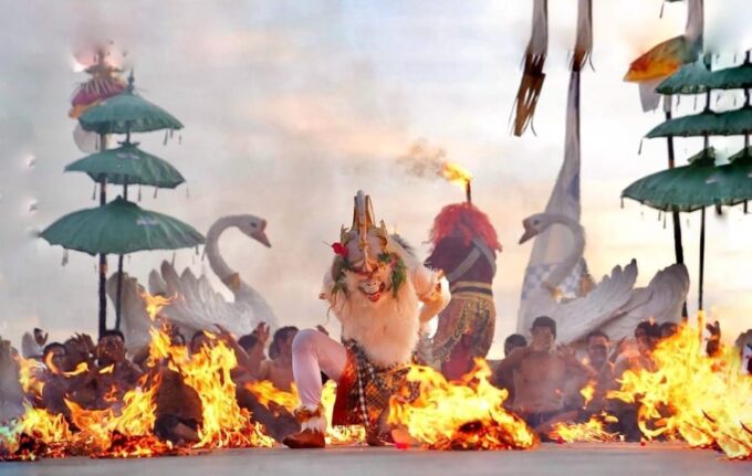 Bali: Uluwatu Temple, Melasti Beach & Kecak Fire Dance - Discovering Uluwatu Temple