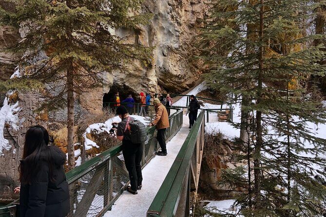 Banff Town ,Lake Louise, Moraine , Emerald & Johnston Canyon Tour - Key Points
