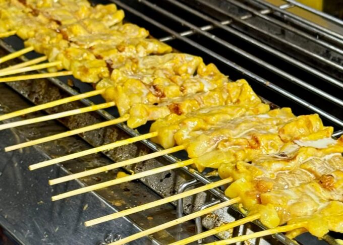 Bangkok: 2 Local Food Markets Brunch Walking Food Tour - Experiencing Thai Street Food Atmosphere
