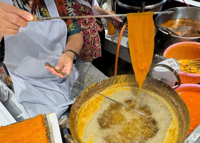 Bangkok: 2 Local Food Markets Brunch Walking Food Tour - Sampling Savory Dishes and Desserts