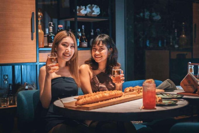 Bangkok: Ale House at Riverside Bar Millennium Hilton - Accessibility and Dress Code