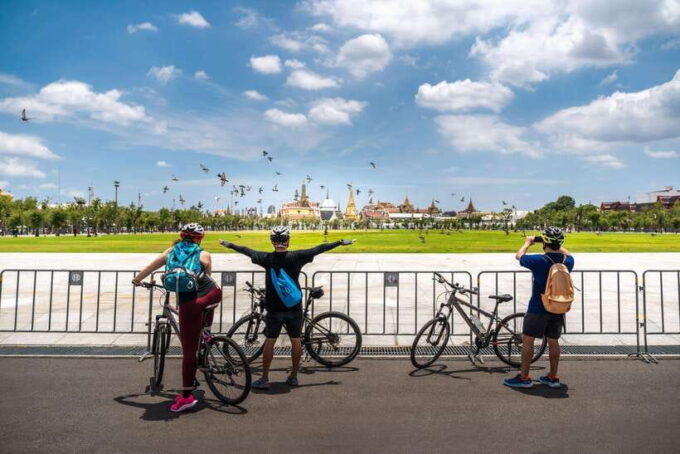 Bangkok: Backstreets and Historic With Temples Bike Tour - Wat Suthat and the Giant Swing