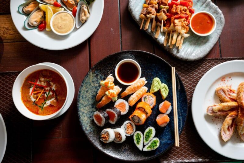 Bangkok: Chao Phraya River Luxury Dinner Cruise and Transfer - Dining and Entertainment