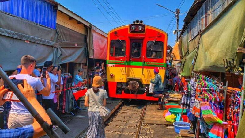 Bangkok: Damnoen Saduak and Mae Klong Train Markets - Discovering the Damnoen Saduak Floating Market