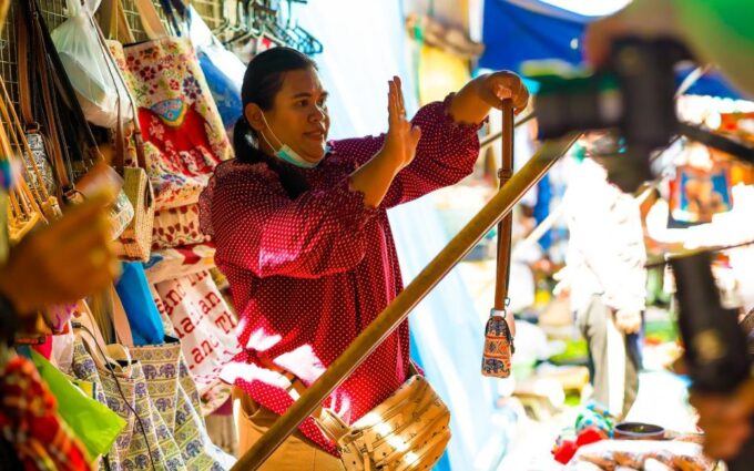 Bangkok: Damnoen Saduak and Train Market With Boat Ride - Customer Feedback and Ratings
