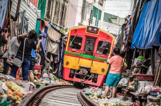 Bangkok: Damnoen Saduak, Train Market & Mahanakhon Day Trip - Mahanakhon Skywalk