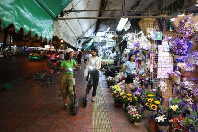 Bangkok: E-Scooter Night Tour With Local Street Food - Group Size and Languages
