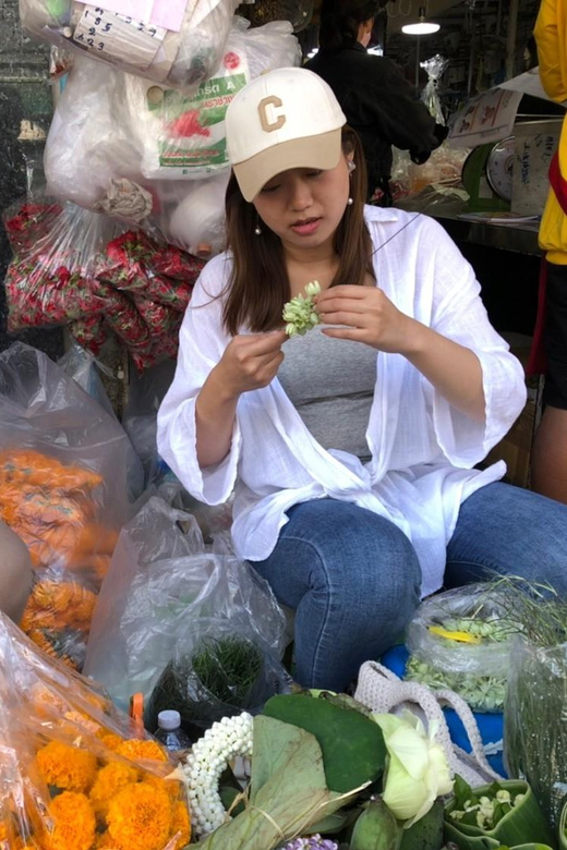 Bangkok Flower Market & Thai Floral Art - Exploring the Vibrant Flower Market