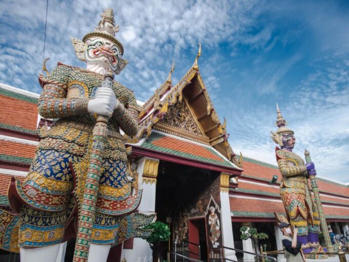 Bangkok: Grand Palace and Wat Arun Guided Walking Tour - Duration and Group Size