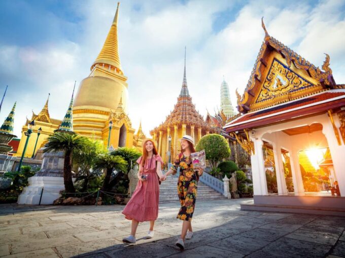 Bangkok: Grand Palace and Wat Phra Kaew Guided Walking Tour - Guided Walking Experience