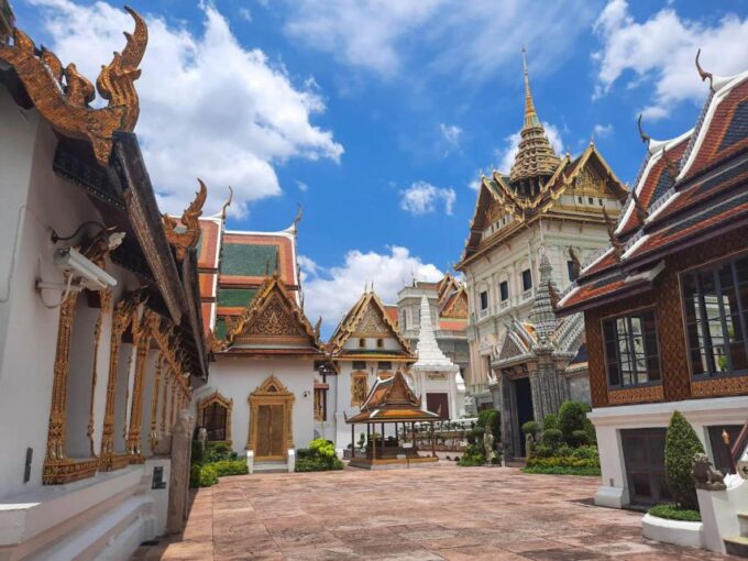 Bangkok: Grand Palace and Wat Phra Kaew Guided Walking Tour - Discovering Wat Phra Kaew