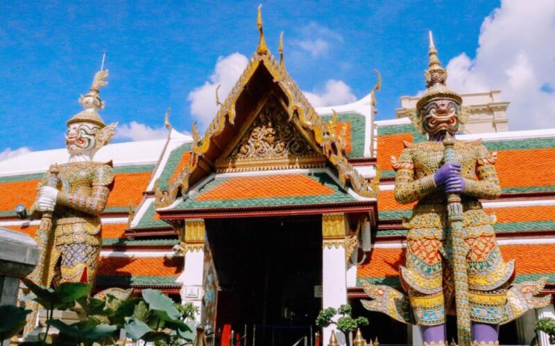 Bangkok: Grand Palace, Wat Pho, & Wat Arun Walking Tour - Itinerary Highlights