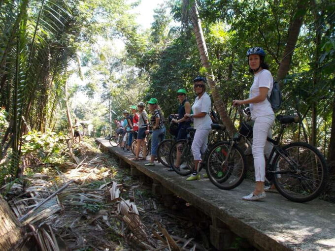 Bangkok: Green Oasis Guided Bike Tour With Boat Ride - Crossing the Chao Phraya River