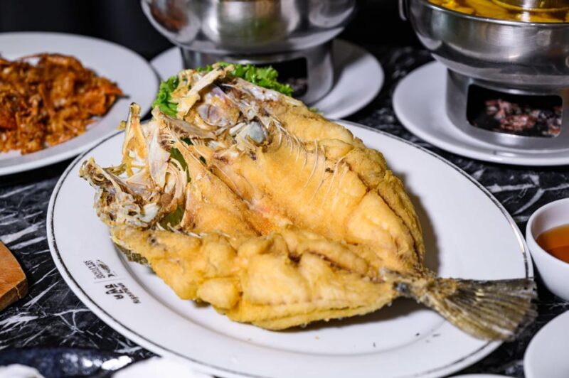 Bangkok: Laem Charoen Silom Complex - Signature Seafood Dishes