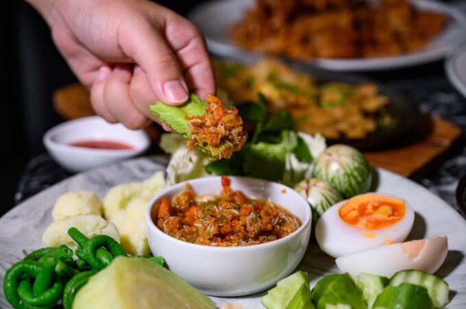 Bangkok: Laem Charoen Silom Complex - Local Thai Delicacies