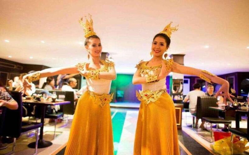 Bangkok: Luxury White Dinner Cruise With Live Entertainment - Dining Experience