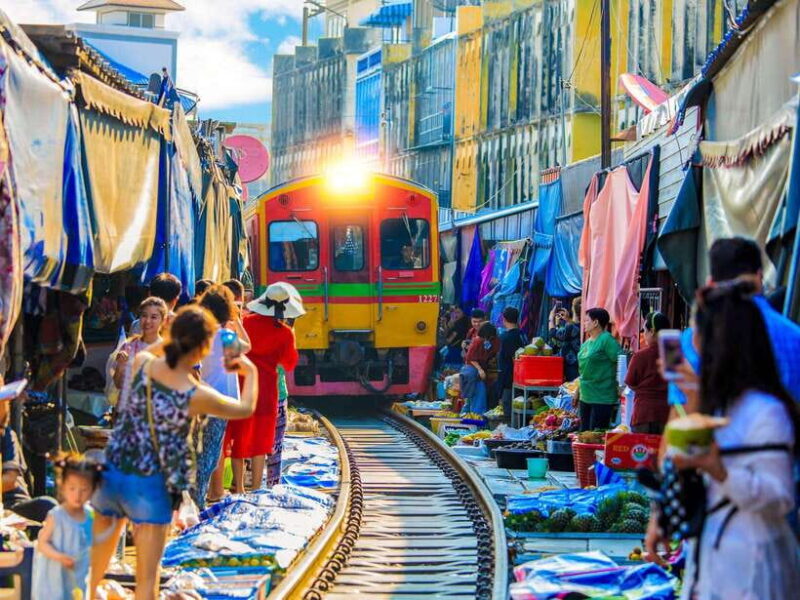 Bangkok: Maeklong Railway & Amphawa Floating Market Day Trip - Exploring Wat Bang Kung