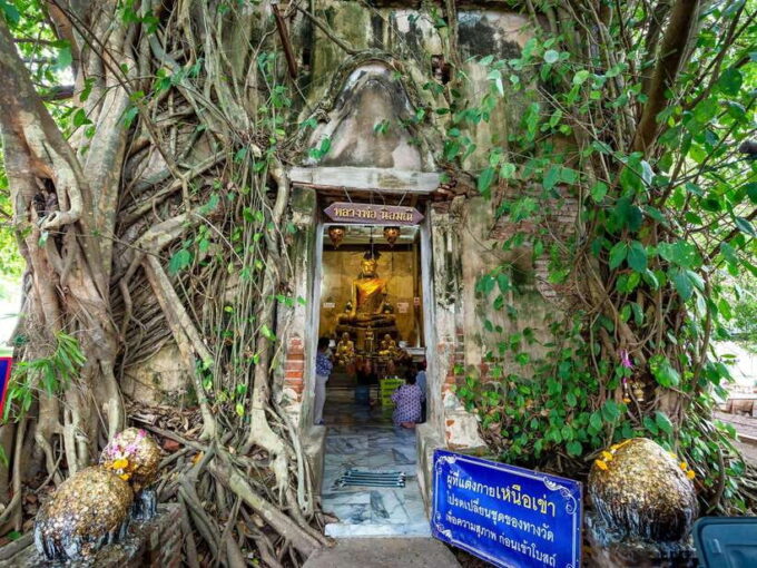 Bangkok: Maeklong Railway & Amphawa Floating Market Day Trip - Frequently Asked Questions