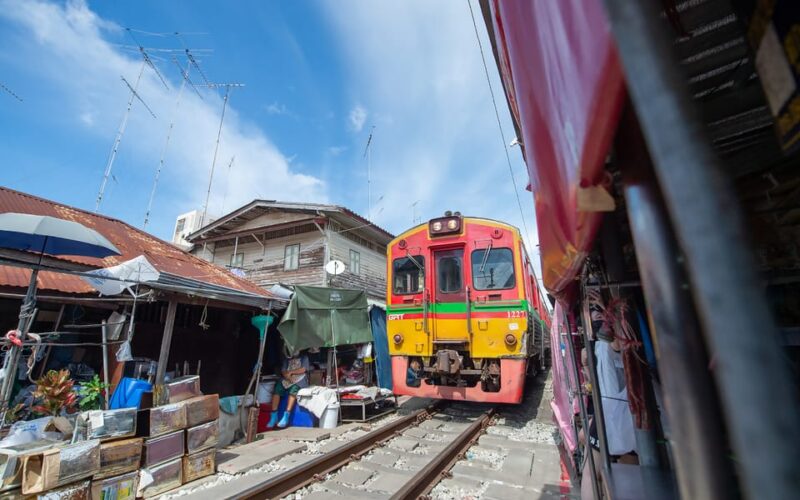 Bangkok: Maeklong Railway Market and Amphawa Floating Market - Vendor Adaptability