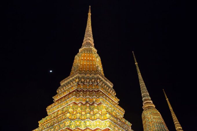 Bangkok: Markets, Temples and Food Night Tour by Tuk Tuk - Visiting Iconic Temples and Markets
