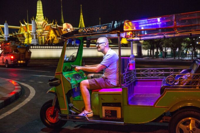 Bangkok: Markets, Temples and Food Night Tour by Tuk Tuk - Sampling Local Cuisine and Drinks