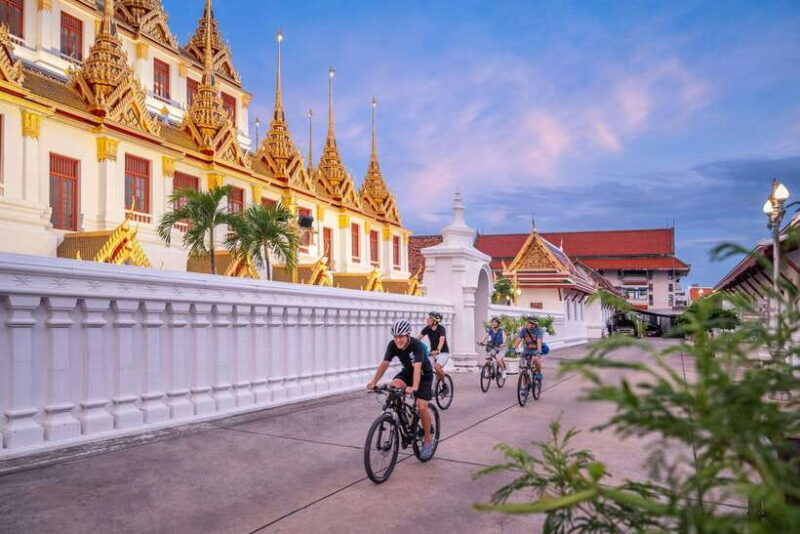 Bangkok: Night Bike Tour With Temples & Flower Market Visit - Itinerary Highlights