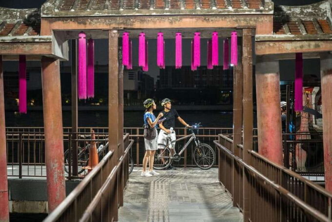 Bangkok: Night Bike Tour With Temples & Flower Market Visit - Participant Information