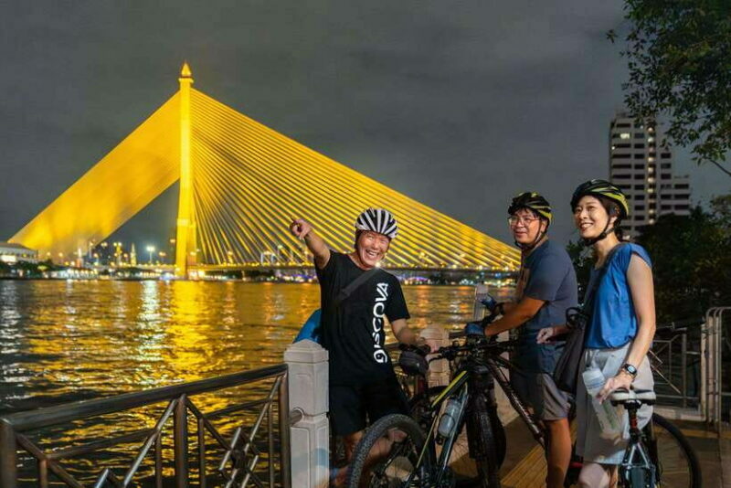 Bangkok: Night Bike Tour with Temples & Flower Market Visit - Key Points