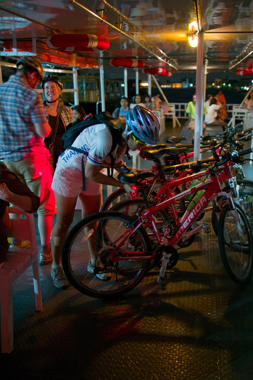 Bangkok: Night Bike Tour With Temples & Flower Market Visit - Highlights