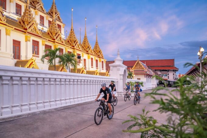 Bangkok: Night Bike Tour With Temples & Flower Market Visit - Tour Duration and Distance
