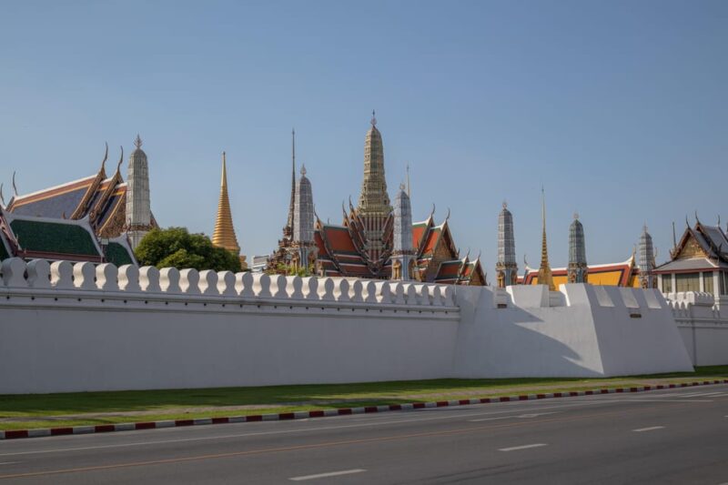 Bangkok: on Foot Grand Palace, Emerald Buddha and Wat Pho - Viewing the Emerald Buddha