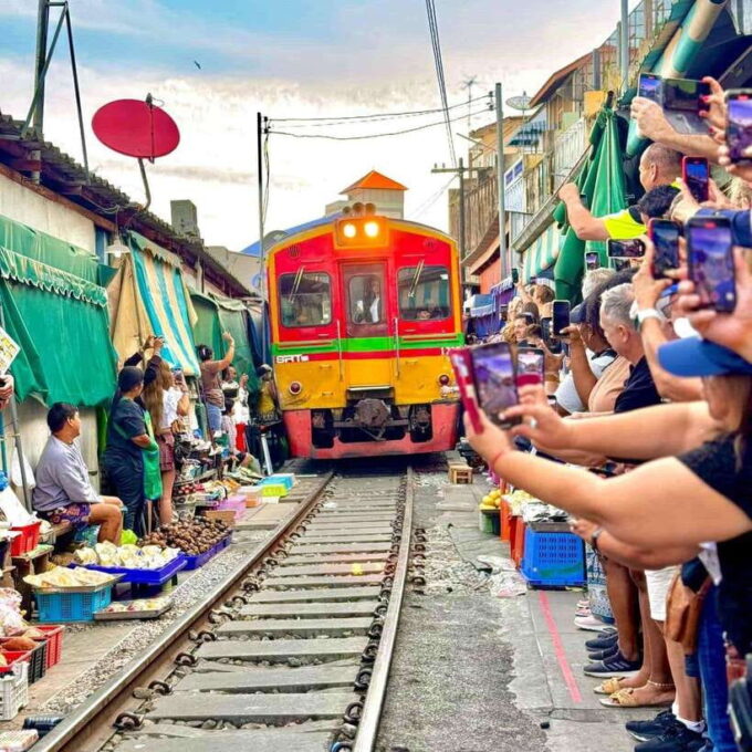 Bangkok: Railway and Floating Market Tour With Dragon Temple - Getting the Most Out of the Tour
