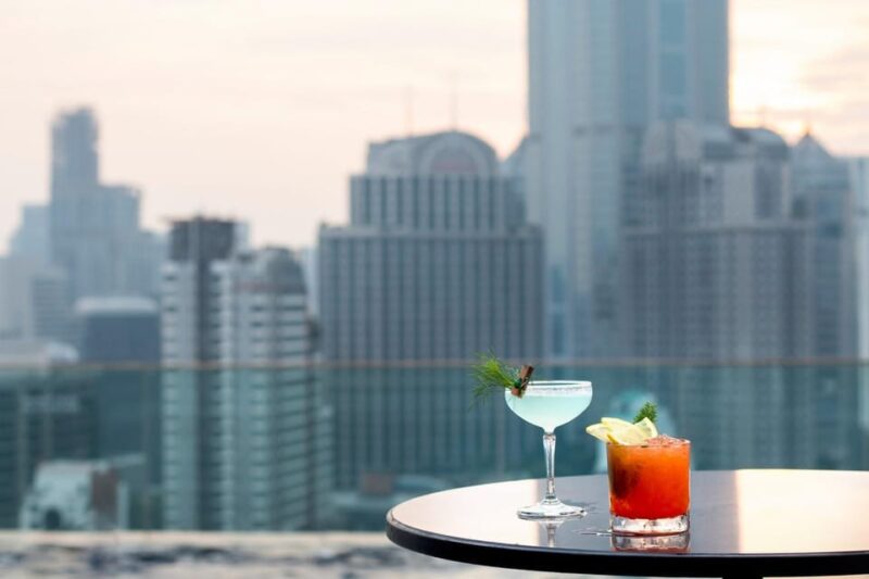 Bangkok: RedSquare Rooftop Bar at Novotel Sukhumvit 4 - Live DJ Performances