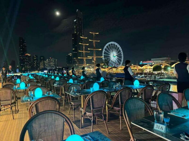 Bangkok: Royal Princess River Dinner Cruise with Live Music - Entertainment and Atmosphere