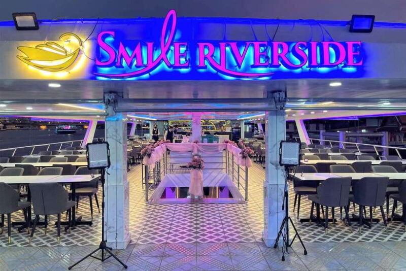 Bangkok: Smile Riverside Dinner Cruise - Dining Experience