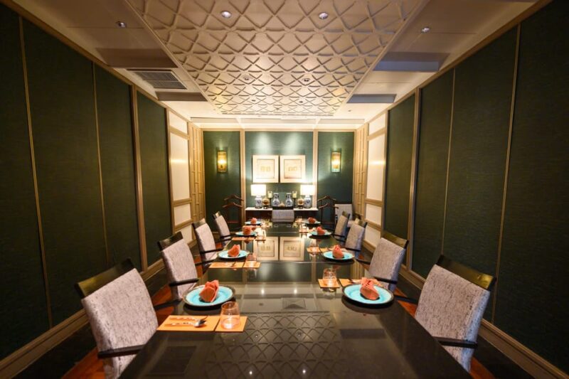 Bangkok: The House of Smooth Curry - The Athenee Hotel - Sophisticated Ambiance and Elegant Decor