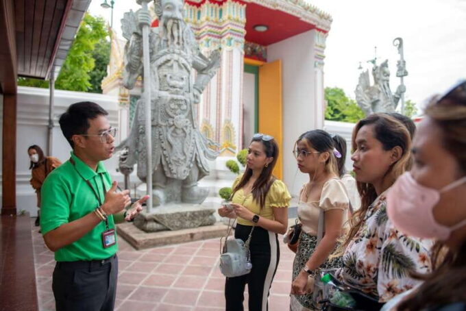 Bangkok: Wat Pho and Wat Arun Guided Walking Tour - Discovering Wat Arun