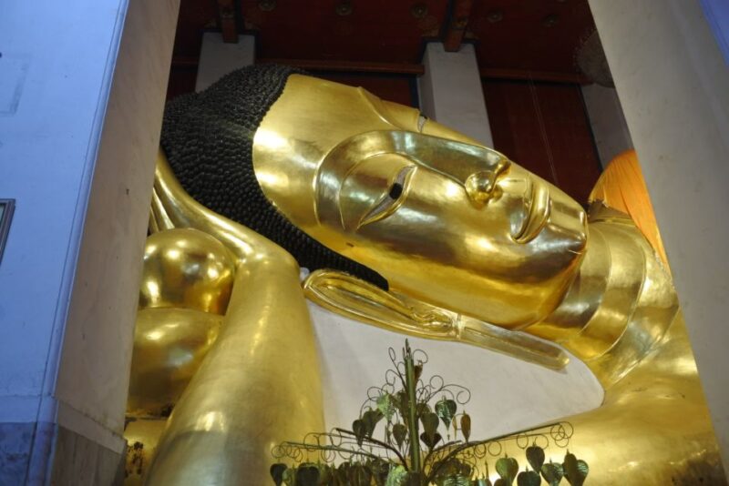 Bangkok: Wat Pho & Wat Arun Half-Day Private Walking Tour - Wat Pho Highlights