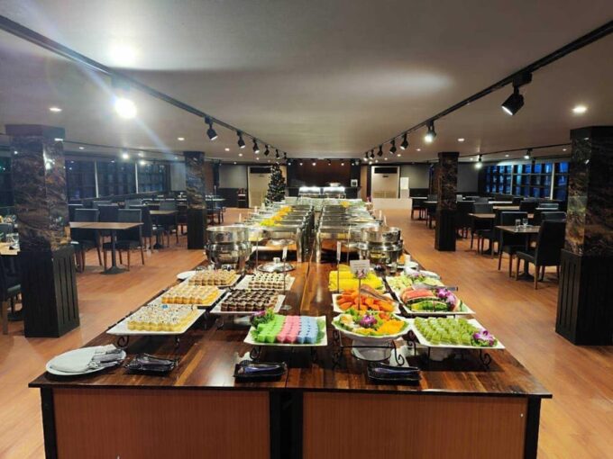 Bangkok: White Orchid Chao Phraya Dinner Cruise - Inclusions and Amenities
