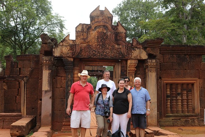 Banteay Srei and Grand Circuit Heritage Tour From Siem Reap - Visiting Neak Pean Temple