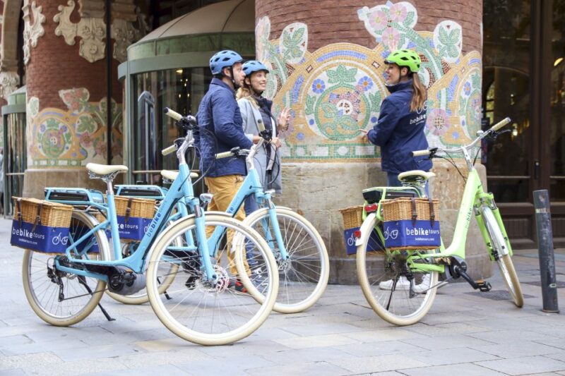 Barcelona: 2.5-Hour Bike or E-Bike Historical Tour - Tour Experience