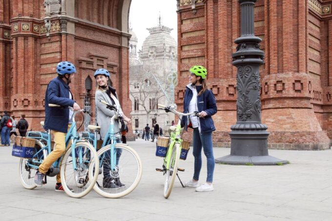 Barcelona: 2.5-Hour Bike or E-Bike Historical Tour - Exploring Gaudís Modernism Architecture
