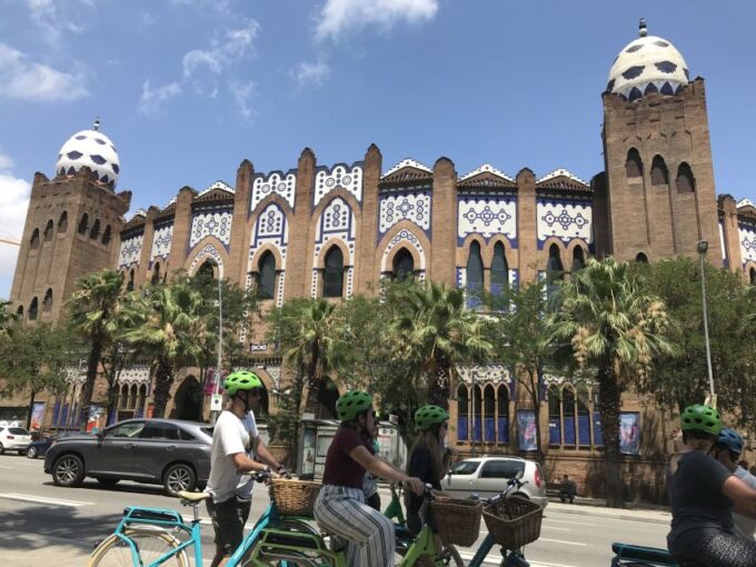 Barcelona: 2.5-Hour Bike or E-Bike Historical Tour - Discovering the Born District and Gràcia