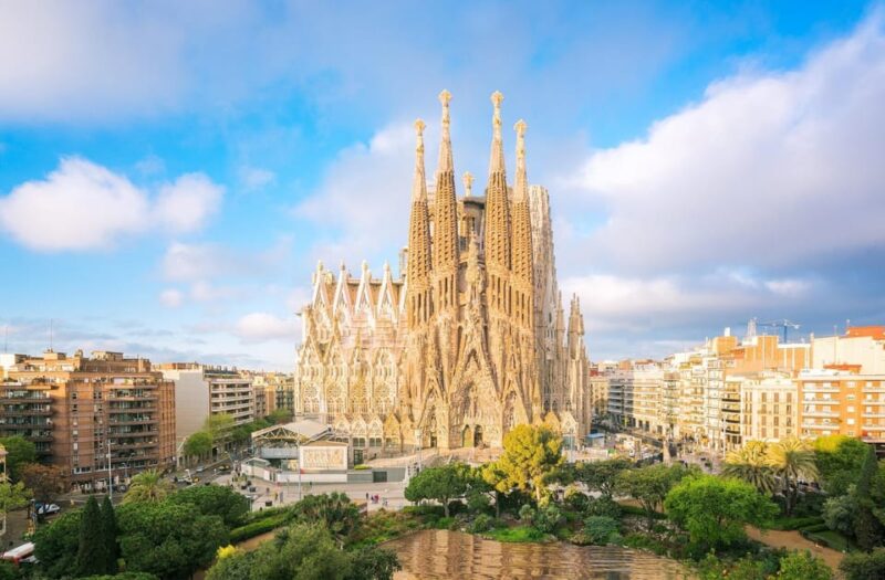 Barcelona Airport: ECO Transfer to Barcelona - Airport Experience