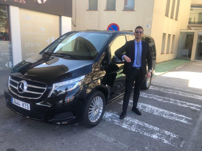 Barcelona Airport: ECO Transfer to Barcelona - Meeting Point