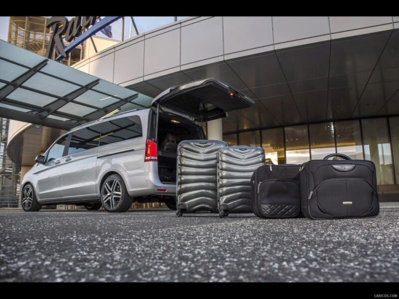 Barcelona Airport: Private Transfer to Salou - Vehicle Amenities
